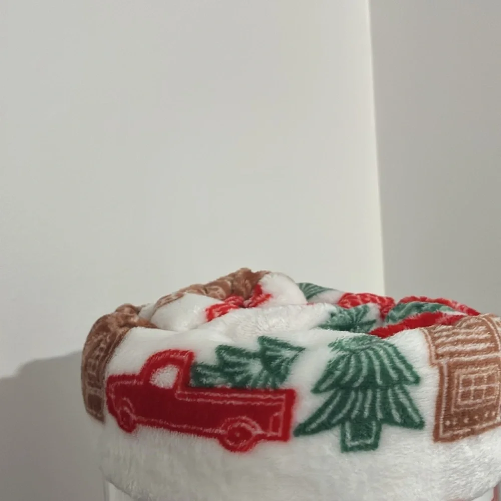 NWT- Cozy Oversized Holiday Throw Blanket w/ Red Trucks, Green Trees 60x72